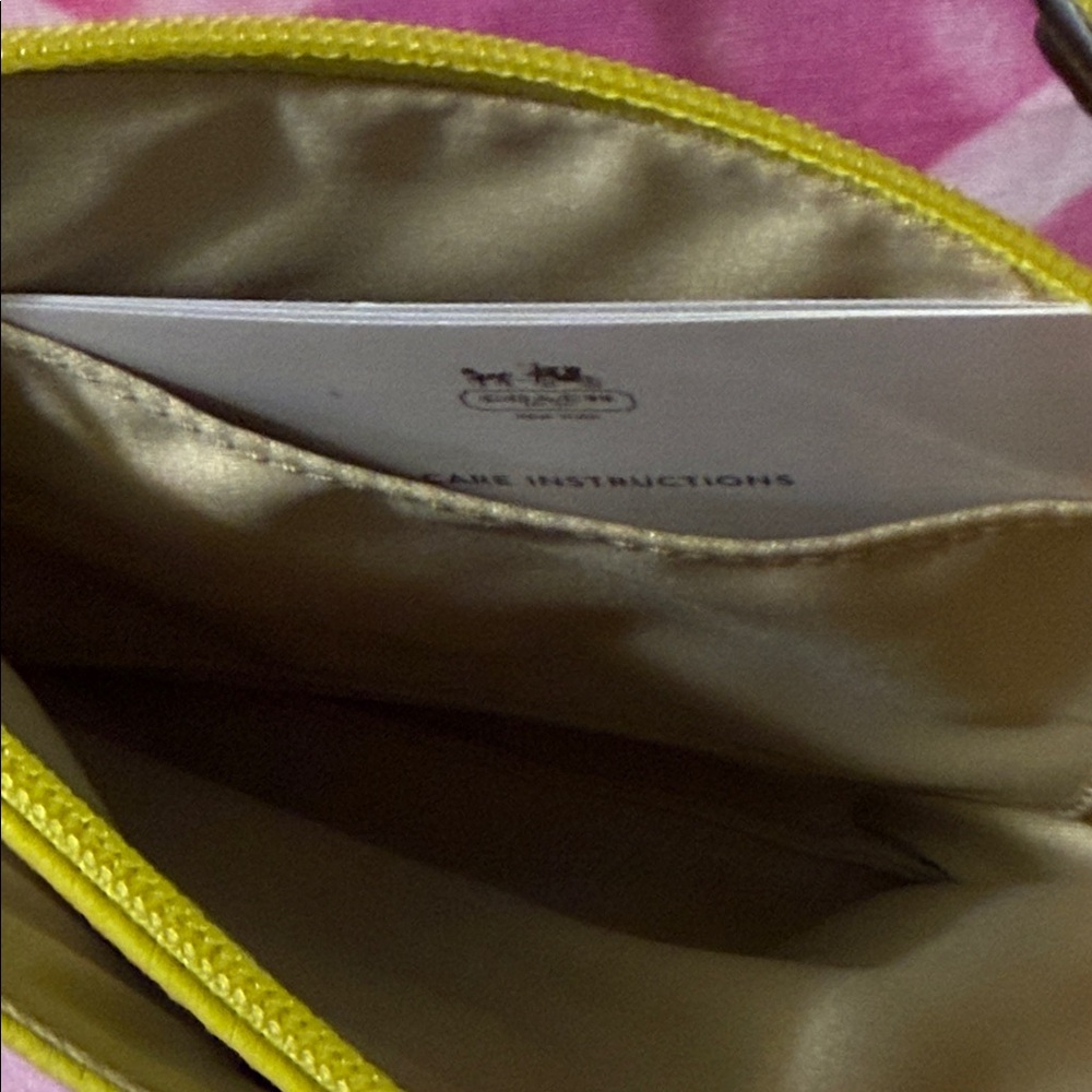 NWT Coach Pebbled Leather Wristlet in Charteuse - Picture 5 of 6